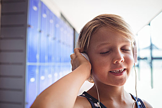 小学生,闭眼,听,音乐,耳机,站立,走廊,学校