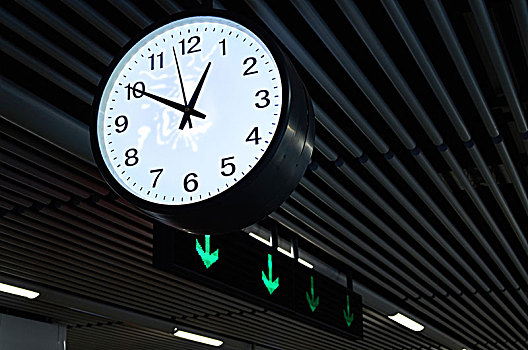 地铁里的挂钟,计时,分秒必争,效率,生命
