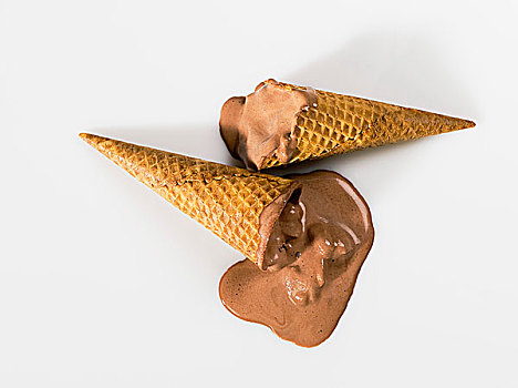 两个,融化,巧克力冰淇淋,蛋卷,白色背景
