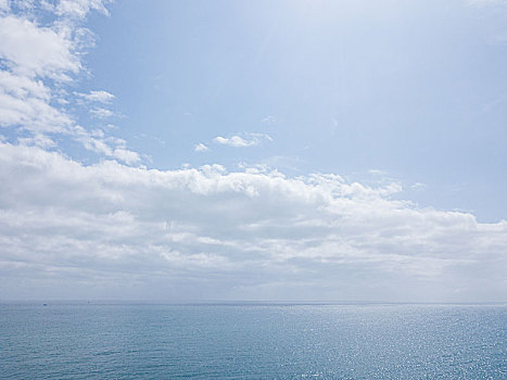大海与蓝天白云背景图