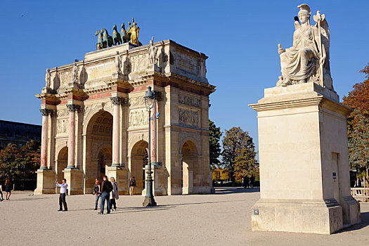 法国巴黎卢浮宫前的凯旋门和雕塑