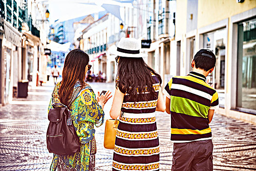 三个,旅游,背影,看,手机,街道,城市,法若,阿尔加维,区域,葡萄牙