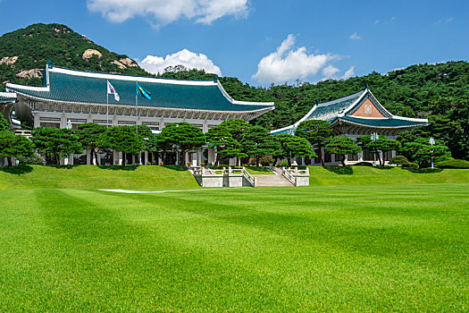 韩国总统府青瓦台本馆及草地风光