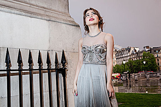 女模特,晚礼服,黄昏,特拉法尔加广场,伦敦,英国