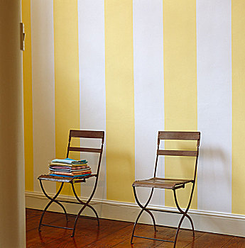 堆,彩色,餐巾,坐,一个,一对,椅子,黄色,白色,条纹,墙壁