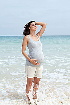 怀孕,中年,女人,站立,海洋,闭眼,手贴肚子