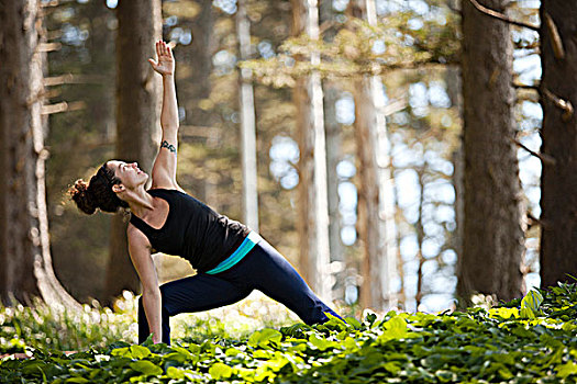 女青年,瑜伽姿势,常青树,西部,州立公园,俄勒冈,美国