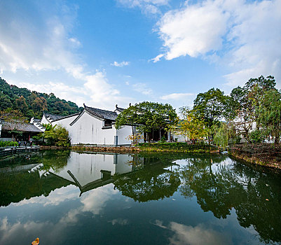 江西婺源县江湾古村落荷花池塘