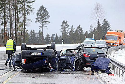 两个,毁坏,汽车,致命,意外,联邦,公路,冰,道路,状况,莱茵兰普法尔茨州,德国,欧洲