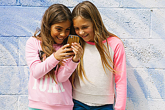 两个女孩,智能手机