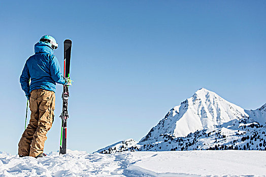 滑雪,站立,雪中,拿着,看,山,后视图