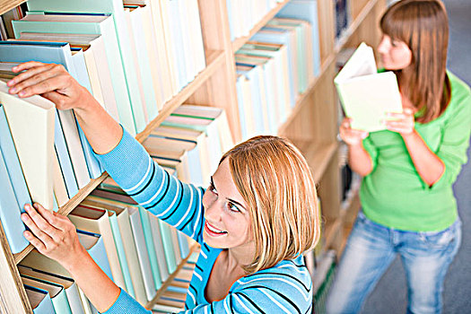 学生,图书馆,两个女人,选择,书本,书架