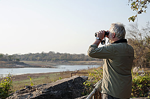 老人,向外看,双筒望远镜,河,国家公园,赞比亚