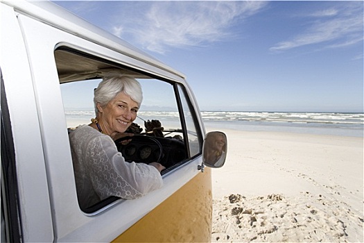 老年,女人,望向窗外,野营车,海滩,微笑,头像