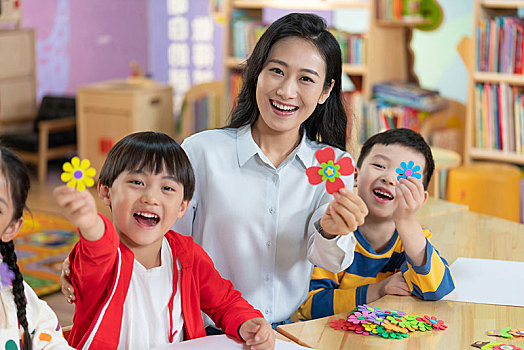年輕女老師給小朋友上手工課