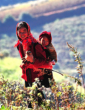 云南东川农家儿童在田园里