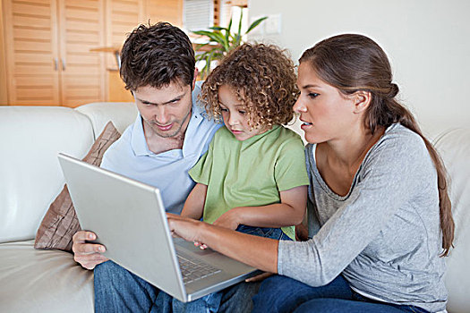 年轻家庭,笔记本电脑