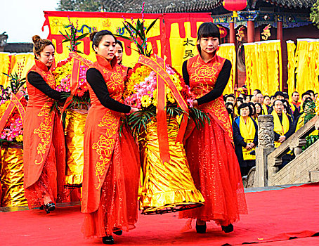 太昊陵祭祀活动中敬献花篮