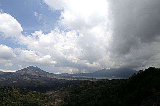 巴图尔火山