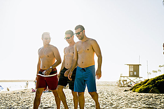 三个,男青年,朋友,漫步,新港海滩,加利福尼亚,美国