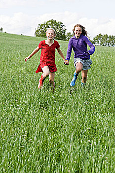 两个女孩,跑,土地
