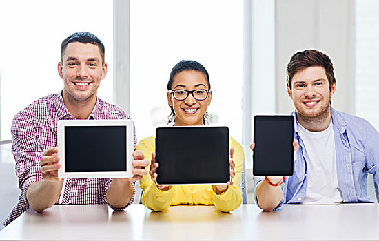 教育,科技,商务,起步阶段,办公室,概念,三个,微笑,同事,展示,平板电脑,留白,显示屏