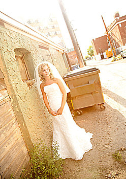新娘,站立,城市,小巷,垃圾箱