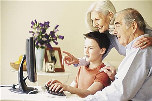 祖父母,孙子,用电脑