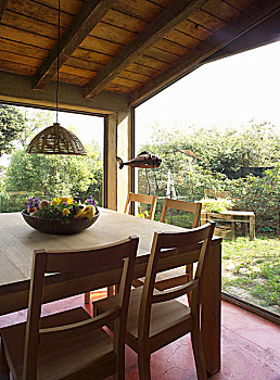 苍白,木桌子,椅子,房间,玻璃,墙壁,风景,花园