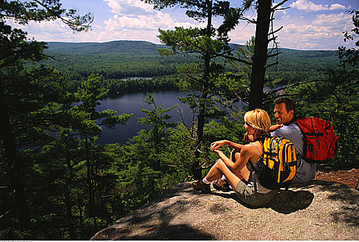 远足,坐,夫妇,岩石上,贝尔格莱德湖区,缅因,美国