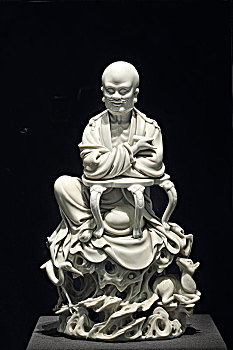 德化窑白釉鹤鹿仙人雕像,故宫博物院藏