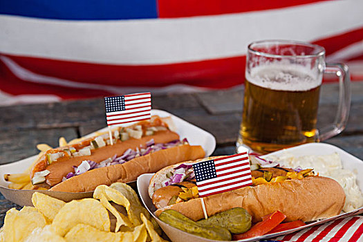 热狗,玻璃杯,啤酒,美国国旗,木桌子,特写