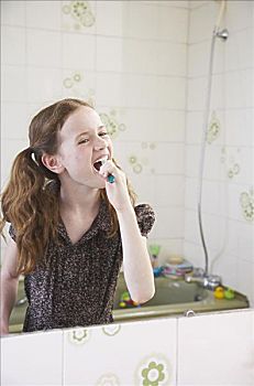 女孩,刷牙