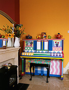 特写,传统,房间,彩色,涂绘,钢琴,凳子,地砖