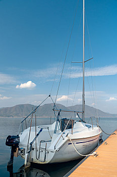 停靠在安徽黄山太平湖码头的白色游艇
