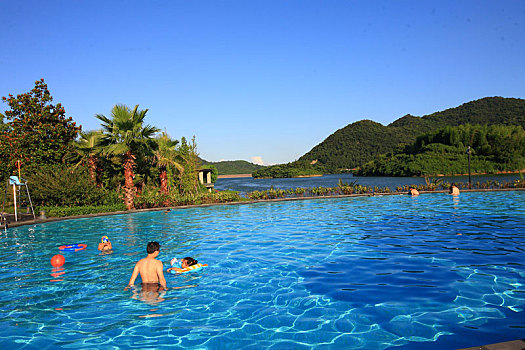 游泳池,露天,户外,生态,自然,绿色,水池,蓝天,泳池