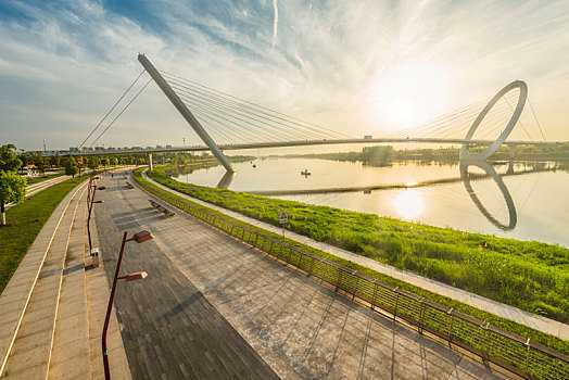 夕阳下中国江苏南京的地标建筑南京眼步行桥