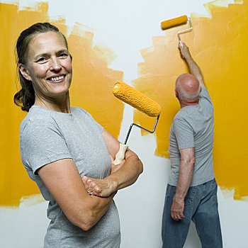 肖像,老年,女人,拿着,油漆滚,长者,绘画,墙壁