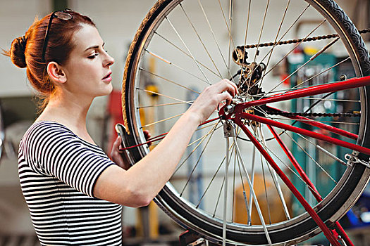 女人,修理,自行车,轮子,工作间