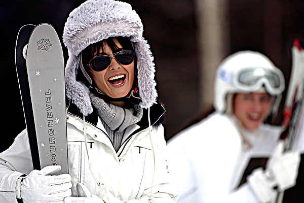 两个女人,滑雪