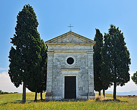 历史悠久的教堂,在夏天,圣奎利克道尔恰,锡耶纳省,托斯卡纳,意大利