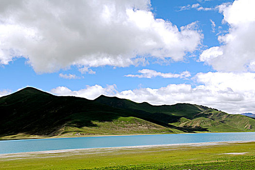 绿地山河流