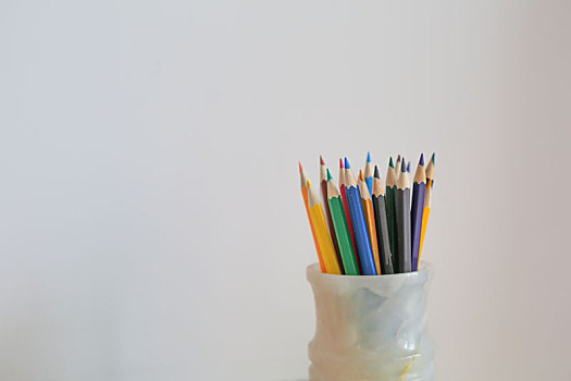 彩色铅笔在白色背景下的特写