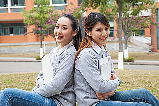年轻女大学生在校园里休息