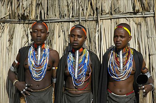 三个女人,年轻,穿,许多,项链,正面,草屋,人,埃塞俄比亚,非洲