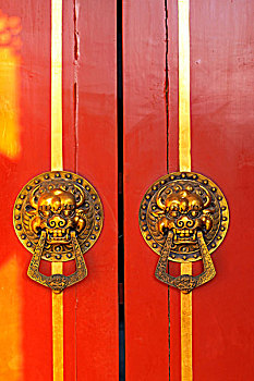 红色的大门和狮子头的门把手