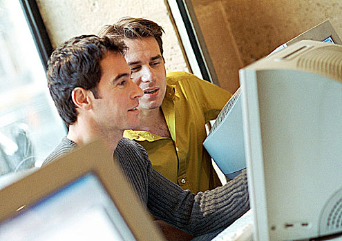两个男人,看电脑,显示屏,侧面视角