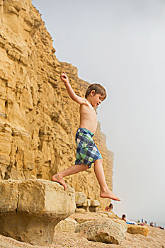 男孩,游泳,跳跃,海滩,石头