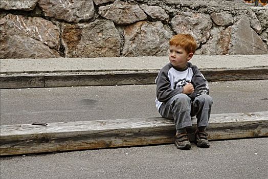 小男孩,坐,悲伤,孤单,街道,凸起