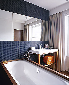 现代,浴室,特写,图案,瓷砖墙壁,大,镜子,盥洗池,浴缸